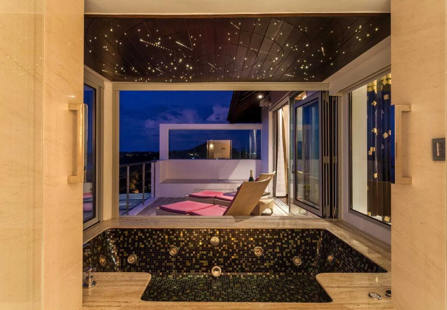 Vue mer – Villa 3 chambres avec piscine privée à louer à Surin — Miniature 7