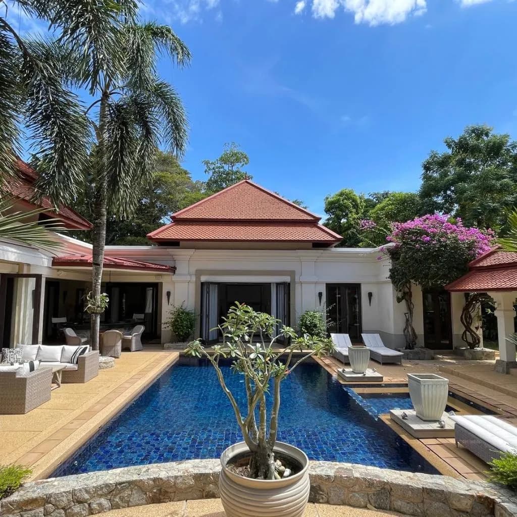 Villa de style balinais 4 chambres avec piscine privée à vendre à Choeng Thale, Phuket