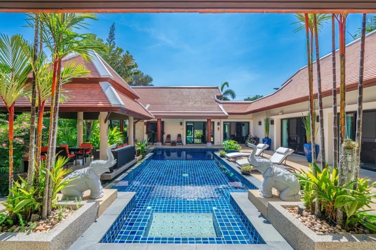 Baan Bua, villa de luxe 4 chambres avec piscine privée à vendre à Nai Harn-Rawai, Phuket — Miniature 6