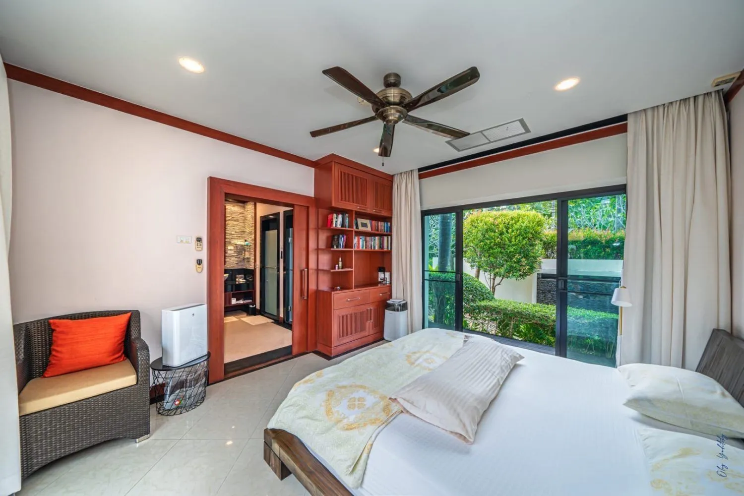 Baan Bua, villa de luxe 4 chambres avec piscine privée à vendre à Nai Harn-Rawai, Phuket — Miniature 13