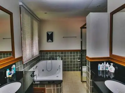Belle villa avec piscine 4 chambres à louer à Choeng Thale, Phuket