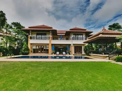 Belle villa avec piscine 4 chambres à louer à Choeng Thale, Phuket