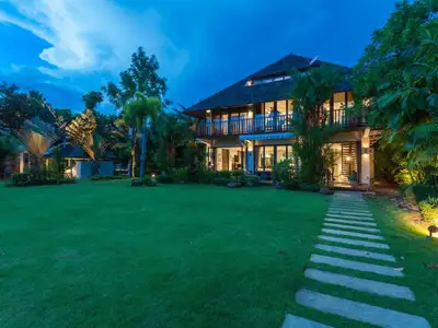 Villa 5 chambres avec piscine privée à Bang Tao à louer