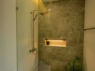 Élégante villa avec piscine privée 4 chambres à vendre à Thalang