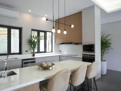 Élégante villa avec piscine privée 4 chambres à vendre à Thalang