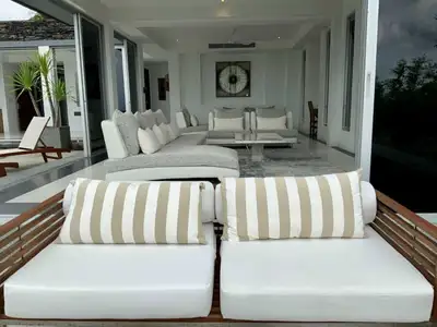 Villa de luxe avec piscine privée 4 chambres à vendre dans le secteur de Laguna