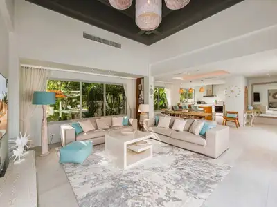 Villa privée avec piscine 5 chambres à la revente à Cherngtalay, Phuket