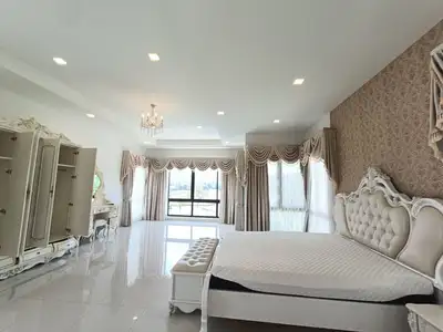 Grand jardin avec vue montagne – 4 chambres à louer à Kathu