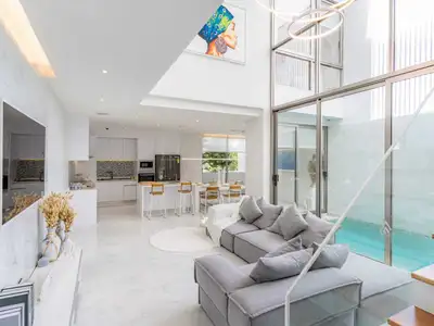 Villa de luxe avec piscine 4 chambres à vendre à Cherngtalay, Phuket