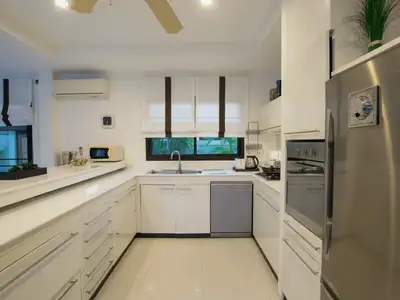 Villa avec piscine privée 3 chambres à vendre à Rawai, Phuket, terrain de 600 m²