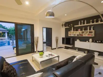 Villa avec piscine privée 3 chambres à vendre à Rawai, Phuket, terrain de 600 m²