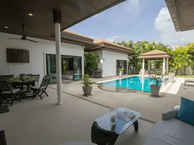 Villa avec piscine privée 3 chambres à vendre à Rawai, Phuket, terrain de 600 m²