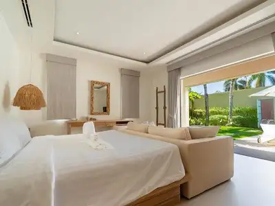 Villa 3 chambres de 600 m² avec piscine privée à vendre à Bang Tao, Phuket