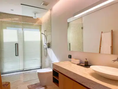 Anchan Grand Residence, villa 4 chambres de 1 105 m² avec piscine à vendre à Choeng Thale, Phuket