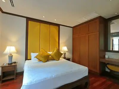 Villa exclusive 4 chambres avec bureaux de 1 300 m² avec piscine privée à vendre à Bang Tao, Phuket