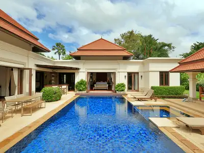 Villa exclusive 4 chambres avec bureaux de 1 300 m² avec piscine privée à vendre à Bang Tao, Phuket