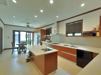 Villa exclusive 4 chambres avec bureaux de 1 300 m² avec piscine privée à vendre à Bang Tao, Phuket
