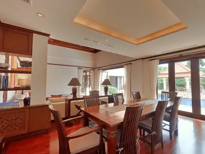 Villa exclusive 4 chambres avec bureaux de 1 300 m² avec piscine privée à vendre à Bang Tao, Phuket