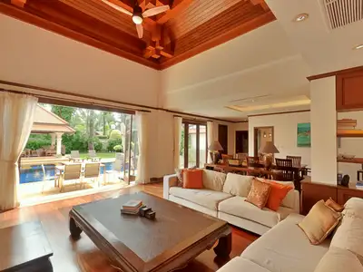 Villa exclusive 4 chambres avec bureaux de 1 300 m² avec piscine privée à vendre à Bang Tao, Phuket