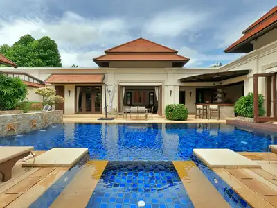 Villa exclusive 4 chambres avec bureaux de 1 300 m² avec piscine privée à vendre à Bang Tao, Phuket