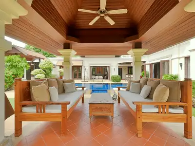 Villa exclusive 4 chambres avec bureaux de 1 300 m² avec piscine privée à vendre à Bang Tao, Phuket