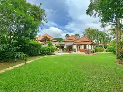 Villa exclusive 4 chambres avec bureaux de 1 300 m² avec piscine privée à vendre à Bang Tao, Phuket