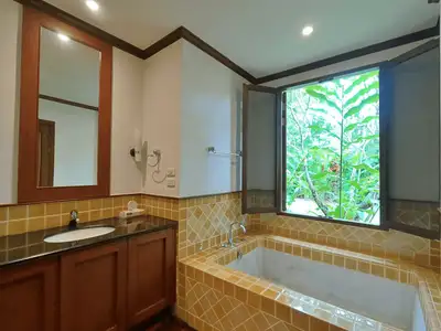 Villa exclusive 4 chambres avec bureaux de 1 300 m² avec piscine privée à vendre à Bang Tao, Phuket
