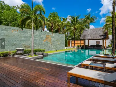Villa 4 chambres de 1 537 m² avec piscine privée à vendre à Choeng Thale, Phuket