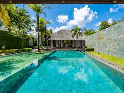 Villa 4 chambres de 1 537 m² avec piscine privée à vendre à Choeng Thale, Phuket