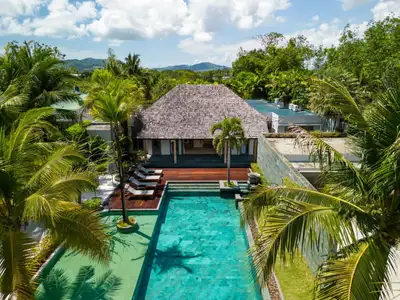 Villa 4 chambres de 1 537 m² avec piscine privée à vendre à Choeng Thale, Phuket