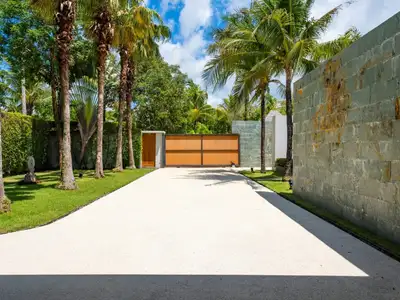 Villa 4 chambres de 1 537 m² avec piscine privée à vendre à Choeng Thale, Phuket
