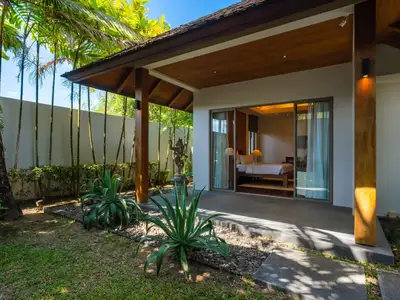 Villa 4 chambres de 1 537 m² avec piscine privée à vendre à Choeng Thale, Phuket