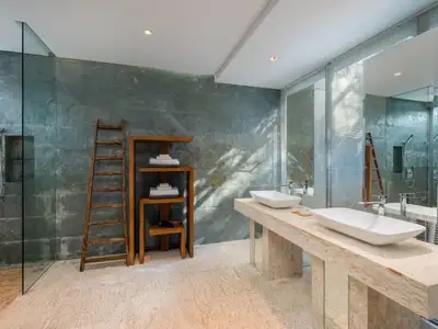 Villa 4 chambres de 1 537 m² avec piscine privée à vendre à Choeng Thale, Phuket