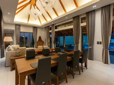 Villa 4 chambres de 1 537 m² avec piscine privée à vendre à Choeng Thale, Phuket