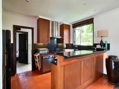 Villa de style balinais 4 chambres avec piscine privée à vendre à Choeng Thale, Phuket
