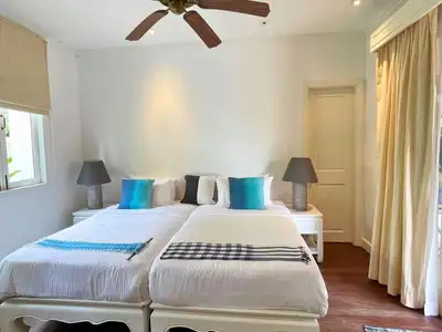 Villa de style balinais 4 chambres avec piscine privée à vendre à Choeng Thale, Phuket