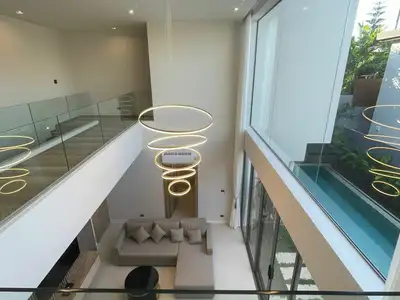 Villa 3 chambres, 3,5 salles de bain avec piscine privée à vendre à Choeng Thale, Phuket