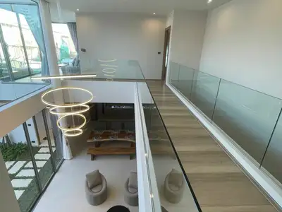 Villa 3 chambres, 3,5 salles de bain avec piscine privée à vendre à Choeng Thale, Phuket