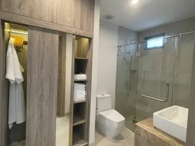 Villa 3 chambres, 3,5 salles de bain avec piscine privée à vendre à Choeng Thale, Phuket