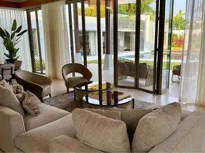 Spacieuse villa Botanica de 1 400 m², 5 chambres avec piscine privée à louer à Choeng Thale, Thalang