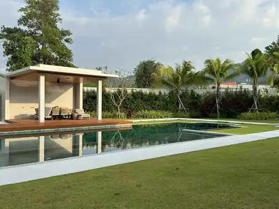 Spacieuse villa Botanica de 1 400 m², 5 chambres avec piscine privée à louer à Choeng Thale, Thalang
