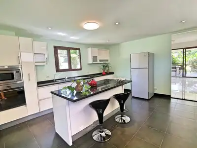 Villa 5 chambres avec grand jardin à louer à Thalang