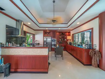 Baan Bua, villa de luxe 4 chambres avec piscine privée à vendre à Nai Harn-Rawai, Phuket