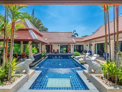 Baan Bua, villa de luxe 4 chambres avec piscine privée à vendre à Nai Harn-Rawai, Phuket