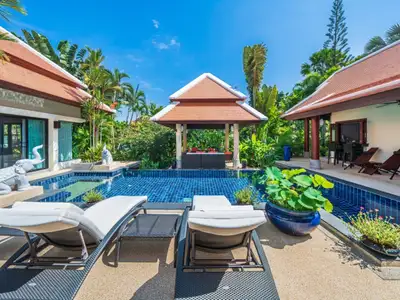 Baan Bua, villa de luxe 4 chambres avec piscine privée à vendre à Nai Harn-Rawai, Phuket
