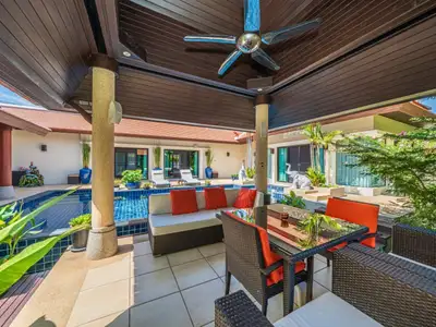 Baan Bua, villa de luxe 4 chambres avec piscine privée à vendre à Nai Harn-Rawai, Phuket