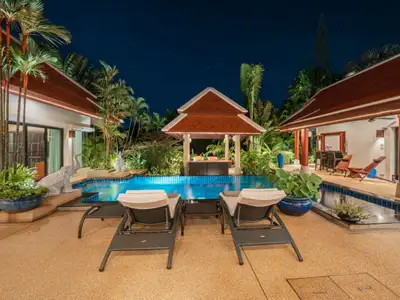 Baan Bua, villa de luxe 4 chambres avec piscine privée à vendre à Nai Harn-Rawai, Phuket
