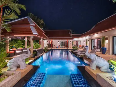 Baan Bua, villa de luxe 4 chambres avec piscine privée à vendre à Nai Harn-Rawai, Phuket