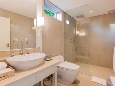 Superbe villa de luxe 3 chambres vue mer avec piscine privée à vendre à Choeng Thale, Phuket