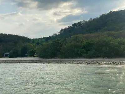 Terrain de 84 rais en bord de plage de sable à vendre sur l'île de Naka Yai, Phuket